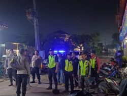 Piket Fungsi Personil Gabungan Polsek Klari Bersama Linmas Bangunkan Sahur Warga