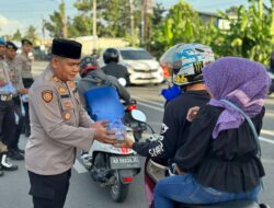 Ramadhan Berkah Kasat Sabhara Polres Karawang Berbagi Takjil Untuk Warga