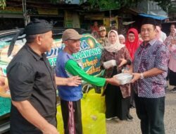 Kadisdikpora Karawang Berbagi Takjil Kepada Warga Dan Pengguna jalan