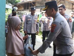 Kapolres Karawang Blusukan Langsung Ke Rumah Warga Bagikan Sembako