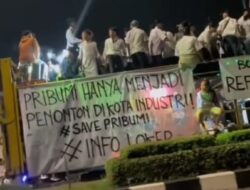 Di Malam Takbiran Warga Bentangkan Spanduk Boikot Referensi, Pribumi Hanya Jadi Penonton Dikota Industri.