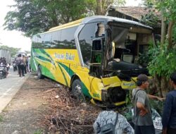 Hindari Kecelakaan Fatal Sebuah Bus Tergelincir Ke Parit