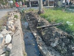 Parah !! Akibat Kurangnya Pengawasan Dinas PUPR, Proyek Pekerjaan Normalisasi Drainase Kalidungjaya Di Duga Asal Jadi Dan Tak Sesuai Spesifikasi