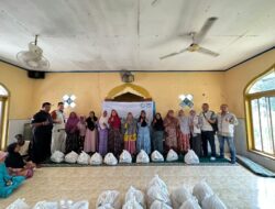 Jumat Berkah, YBM PLN Karawang Salurkan Paket Sembako dan santunan anak yatim di Desa Mekarsari