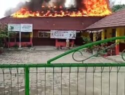 Dua Ruang Kelas SDN Tunggakjati I Karawang Barat Terbakar