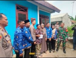 Serah Terima Kunci Bantuan Rumah Layak Huni Untuk Pak Karmud Warga Desa Jomin Timur Di Berikan Oleh Kapolres Karawang 