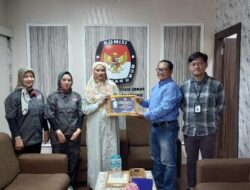 Wujud Sinergitas, IWO Indonesia Berikan Penghargaan Golden Award 2024 Kepada KPU Karawang