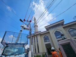 Jelang Idul Adha 1445 H, PLN UP3 Karawang Pastikan Keandalan Listrik Dengan Pemeliharaan Tanpa Padam  Tim PDKB Di Penyulang Merbabu